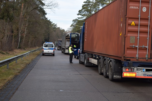 POL-NI: Nienburg-Großkontrolle des Schwerlastverkehrs an der B 6 in Langendamm