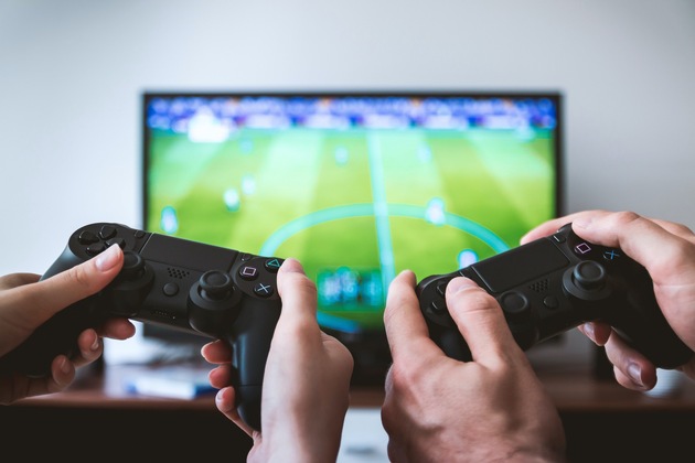 Digitaler Kick im Center: Spandau Arcaden laden zum „eSports Football Cup“ mit Hertha BSC eSports-Profi und Großturnier