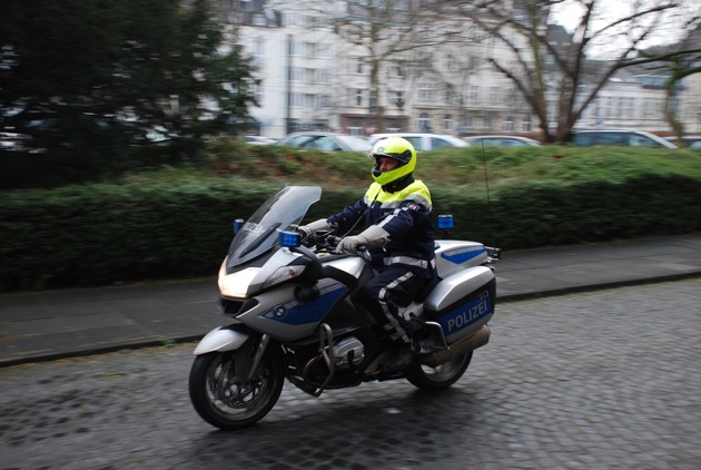 POL-D: Trageversuch - Polizeikradfahrer ab heute in neuer Uniform