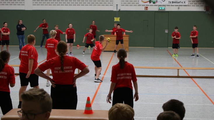 FW-OLL: Jahresabschluss bei der Jugendfeuerwehr: Sportwettbewerb und Mini-Olympiade