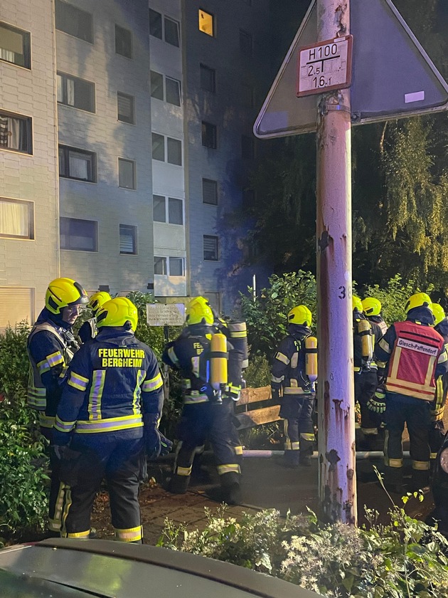 FW Bergheim: ABSCHLUSSMELDUNG: Kellerbrand in Mehrfamilienhaus - Mehrere verletzte Feuerwehrleute und eine verletzte Bewohnerin. Schwierige Brandbekämpfung