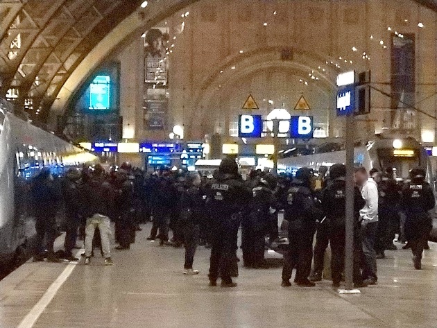 BPOLI L: Großeinsatz der Bundes- und Landespolizei im Leipziger Hauptbahnhof nach vielen Straftaten von Anhängern des 1. FC Lokomotive Leipzig