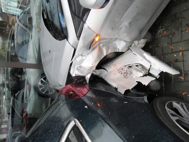 POL-ME: Verkehrsunfall mit mehreren verletzten Personen - Langenfeld- 2012116