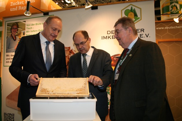 Bundesminister Schmidt bei Eröffnung des ErlebnisBauernhofes / Besuch des IGW-Standes bereits gute Tradition