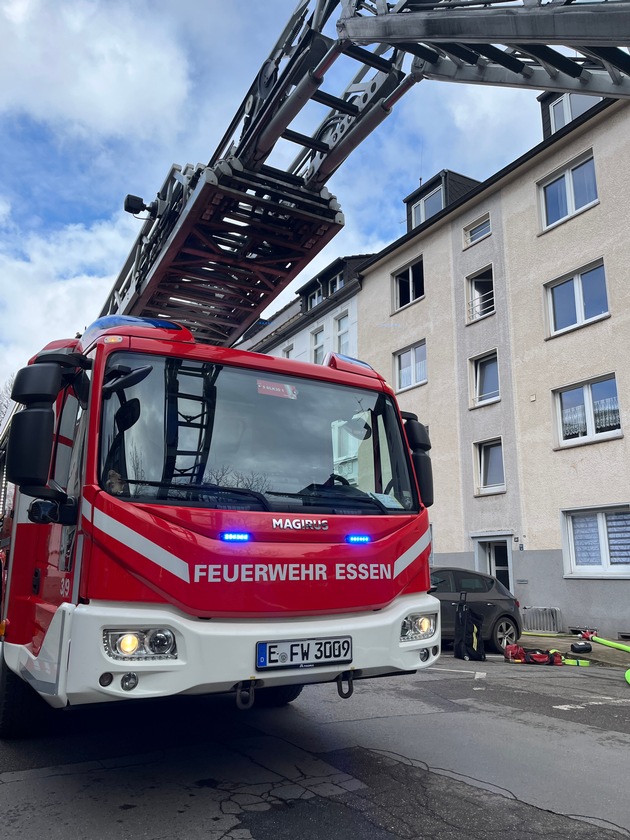 FW-E: Zimmerbrand in einem Mehrfamilienhaus - gute Erkundung entscheidend