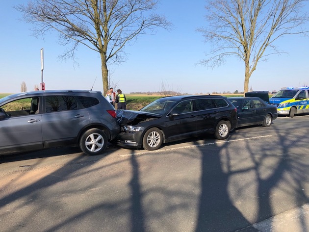 FW Ratingen: Auffahrunfall mit drei Fahrzeugen