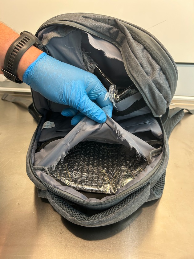 ZOLL-E: Kokain in Lutschern - Zollhunde enttarnen 68-Jährigen mit 9 Kilogramm Rauschgift