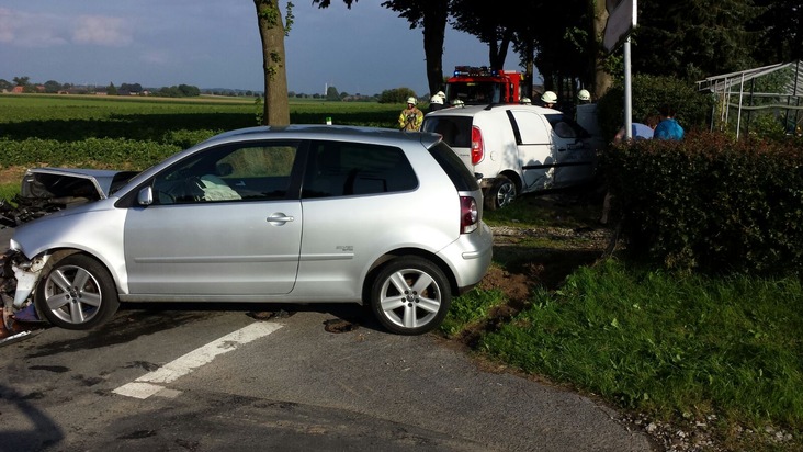 FW-KLE: Verkehrsunfall: &quot;Pizzataxi&quot; stößt mit anderem Auto zusammen