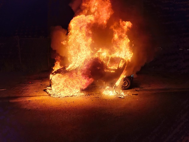 FW Celle: Fahrzeugbrand in Altencelle