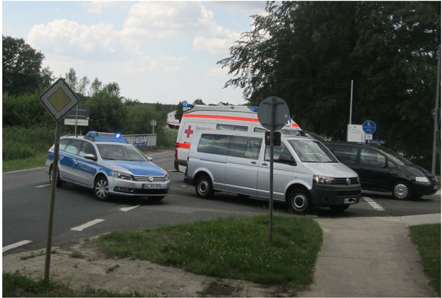 POL-WL: ++ Erneut schwerer Fahrradunfall: Sharan-Fahrerin übersieht Rennrad-Fahrer (Fotos) ++