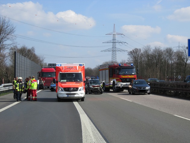FW-GE: Verkehrsunfall mit drei Verletzten auf der Bundesautobahn A 42 
Rettungshubschrauber landet auf gesperrten Autobahn