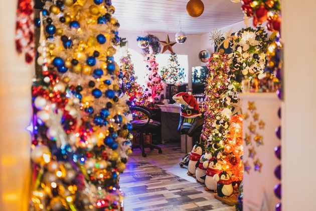 Weihnachtlicher RID-Weltrekord am Nikolaus-Tag: Rekord-ehepaar aus Rinteln verbessert erneut Weltrekord für die »meisten geschmückten Weihnachtsbäume an einem Ort«