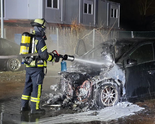 FW Celle: Zwei Pkws brennen in der Nacht
