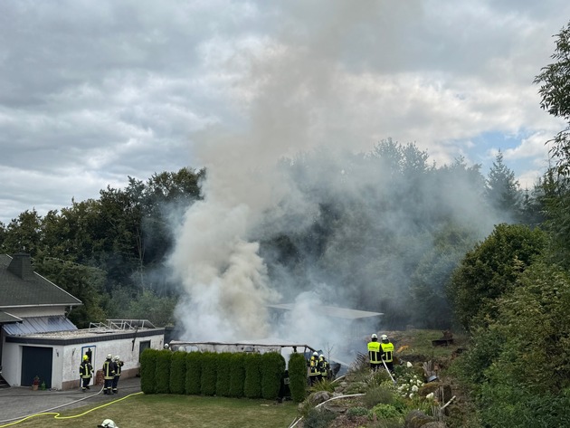 FW VG Westerburg: Hobbywerkstatt wird Raub der Flammen - Feuerwehr verhindert Übergreifen auf Wohnhaus