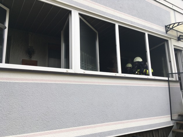 FW-BO: E-Bike-Akku in Wohnung explodiert, Bewohner rauchgasverletzt im Krankenhaus, 3 Hunde und 1 Katze wohlauf