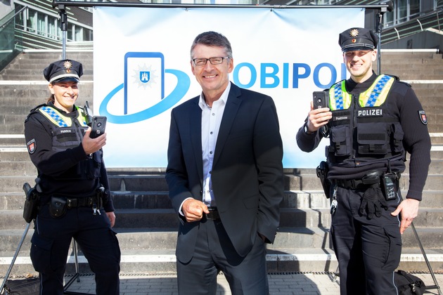 POL-HH: Smartphone statt Merkbuch: Polizeipräsident Ralf Martin Meyer übergibt 1400 Diensthandys an den Vollzug
