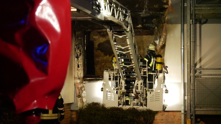 FW Celle: Zimmerbrand in voller Ausdehnung, drohender Flammenüberschlag ins Obergeschoss, 15 betroffene Personen - Feuerwehr und Rettungsdienst waren am Mittwochabend im Einsatz!