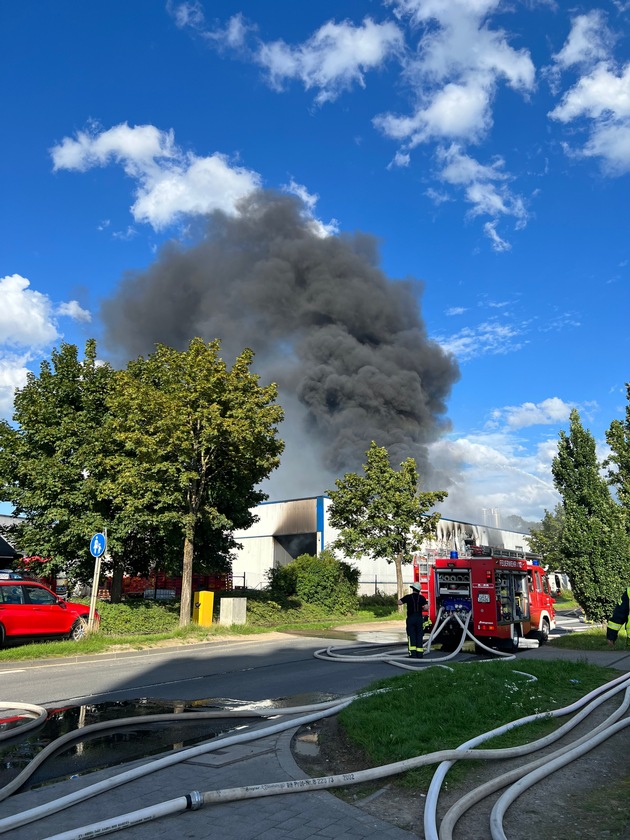 FW-LEV: Brand zerstört Großbäckerei in Leverkusen Quettingen