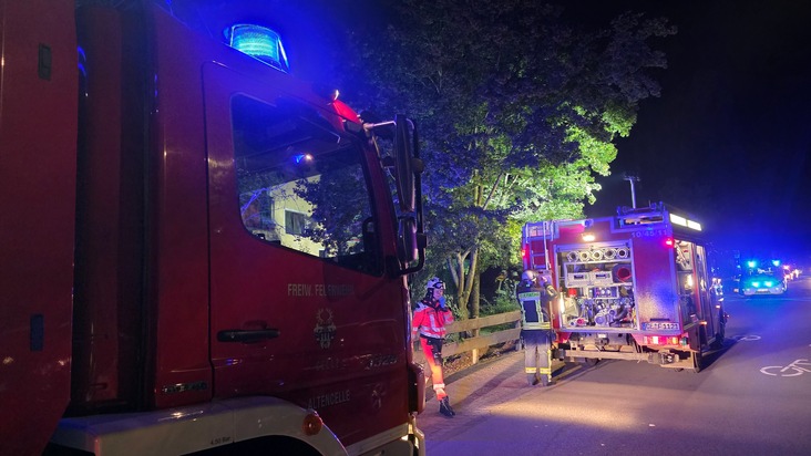 FW Celle: Feuer in einem Mehrparteienhaus - Fluchtweg für Bewohnende abgeschnitten!