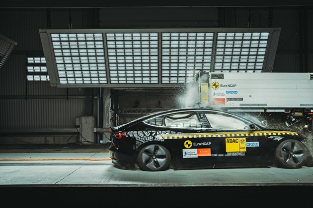ADAC Test zeigt: Gesetzlich vorgeschriebener Lkw-Unterfahrschutz nahezu wirkungslos / Zulassungsvoraussetzungen nicht ausreichend / Notbremsassistent am Stauende hilft nur bedingt