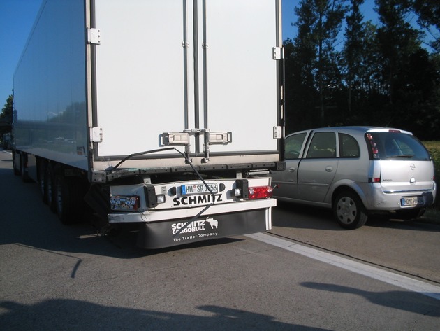 POL-HI: Hohes Verkehrsaufkommen, Hitze und Unachtsamkeit sind vermtl. Ursache für Verkehrsunfall mit 2 Verletzten und 4 beschädigten Fahrzeugen auf Autobahn bei Derneburg