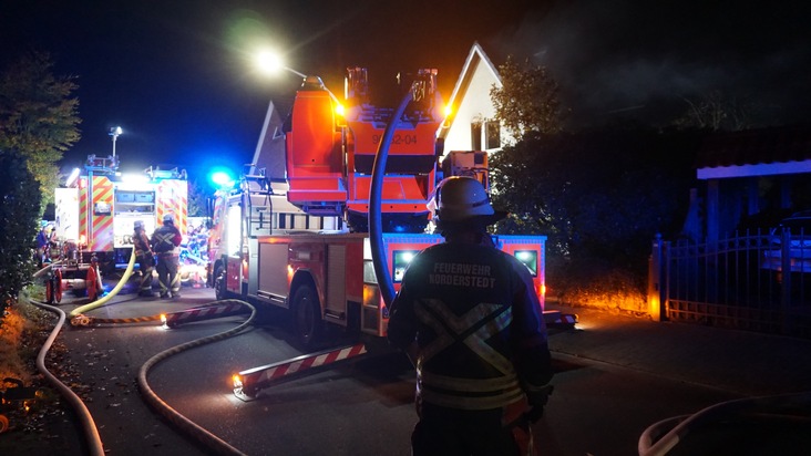 FW Norderstedt: Birkhahnkamp - Feuer in Einfamilienhaus