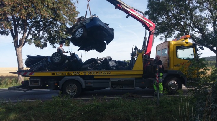 POL-GS: PI Goslar: Grauenhafter Unfall auf der B 241
Fahrer und Beifahrer tödlich, ein weiterer Insasse schwer verletzt.