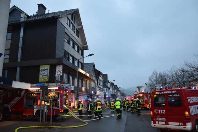 FW-OE: Feuerwehr rettet 2 Personen nach Kellerbrand in Wohn- und Geschäftshaus