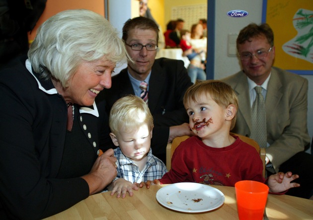 Bundesministerin Renate Schmidt besucht Ford: Familienfreundliche Massnahmen vorbildhaft / Ministerin ermutigt Ford zur Teilnahme am Wettbewerb &quot;Erfolgsfaktor Familie 2005&quot;