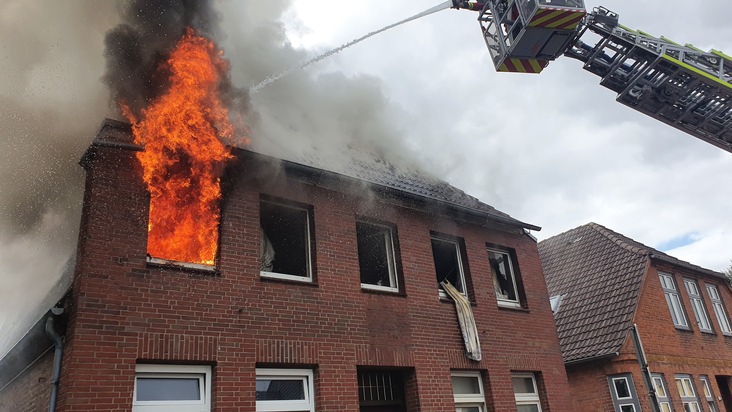 FW-SE: Großfeuer zersört Wohnhaus in der Innenstadt