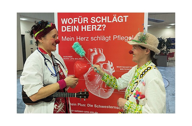 Regelmäßige Besuche der KlinikClowns sorgen jetzt auch im Münchner Rotkreuzklinikum für große Freude bei schwerkranken Menschen