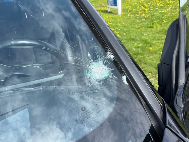 POL-BI: Br&uuml;ckenwerfer gesucht - Fahrzeug besch&auml;digt