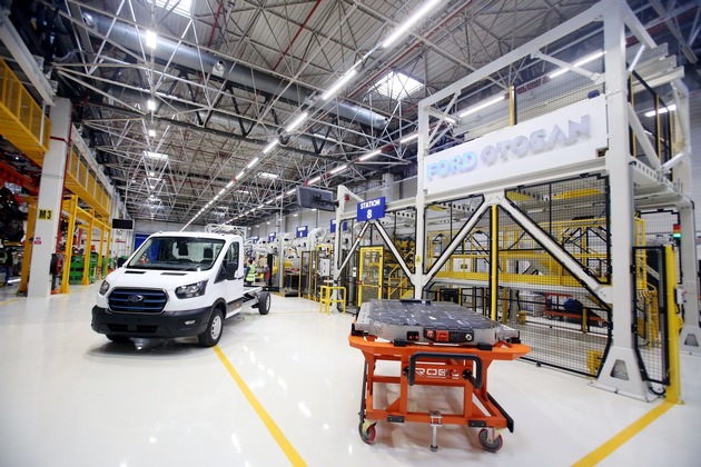 Ford lance la production du E-Transit tout électrique, les livraisons aux clients européens ont débuté