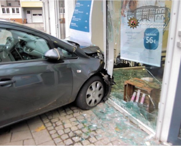 POL-PPWP: Auto kracht in Schaufenster