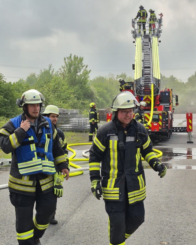 FW Ense: Alarmübung aller Einheiten der Feuerwehr Ense