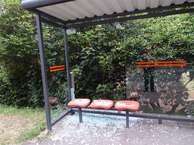 POL-BO: Witten / Gullydeckel ausgehoben und Vandalismus an Bushaltestelle - Zeugen gesucht!