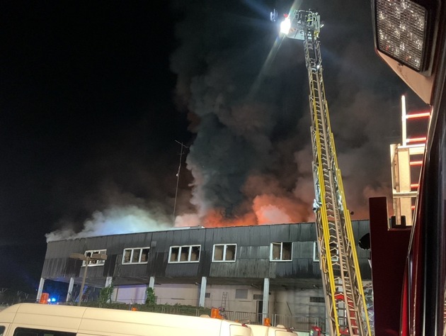 FW-DO: Gro&szlig;brand in s&uuml;dlicher Innenstadt in einem leerstehenden Geb&auml;ude - Einsatzma&szlig;nahmen dauern noch an