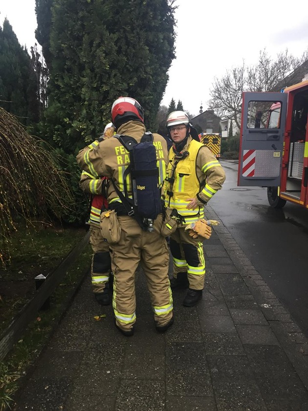 FW Ratingen: Brand in Mehrfamilienhaus - vier Personen gerettet