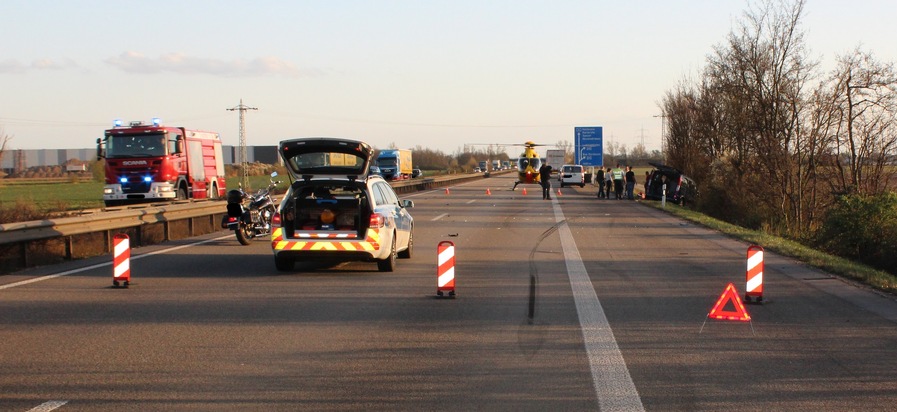 POL-PDNW: (Eppstein) Verkehrsunfall mit eingeklemmter Fahrzeugführerin, Fahrzeug kommt von der Fahrbahn ab