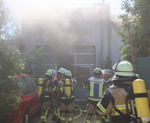 FW-E: Fahrzeug brennt in einer Werkstatt in einem Lagerhallenkomplex - keine Verletzten