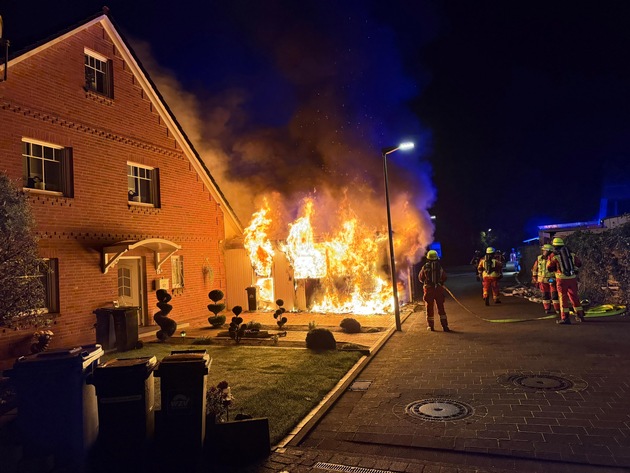 FW-SE: Feuer greift auf Doppelhaushälfte über - acht Personen betroffen