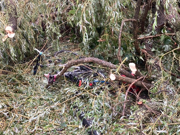 FW-GL: Fahrradfahrer in Bergisch Gladbach bei Gewitter von Baum begraben - durch Schutzengel nur leicht verletzt