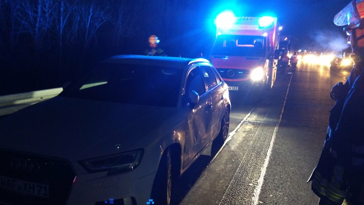 FW-WRN: TH_Person_klemmt - LKW gegen PKW unklar eingeklemmt