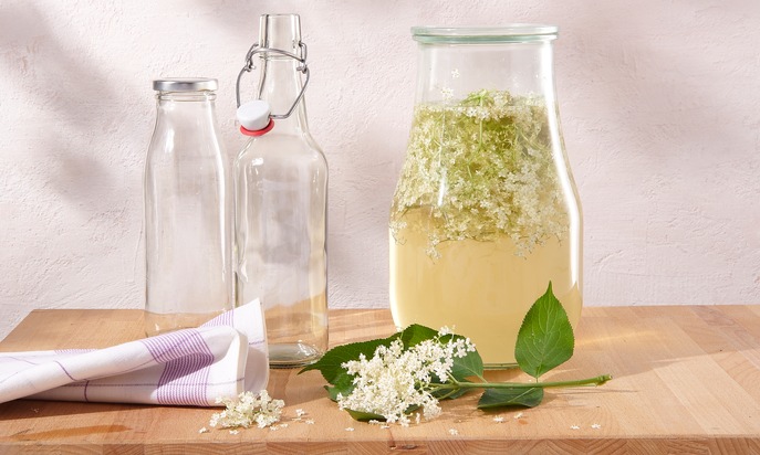 Schritt f&uuml;r Schritt zum Holunderbl&uuml;ten-Sirup / Dr. Oetker stellt f&uuml;r Journalisten eine Auswahl an honorarfreien Pressebildern zur Verf&uuml;gung (FOTO)