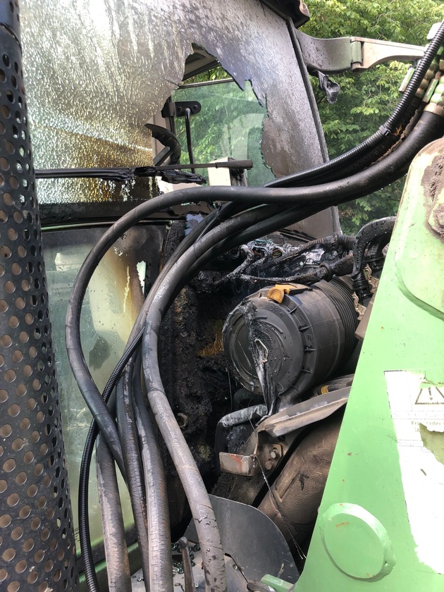 FW-Stolberg: Brand eines Traktors mit zwei Anhängern Stroh