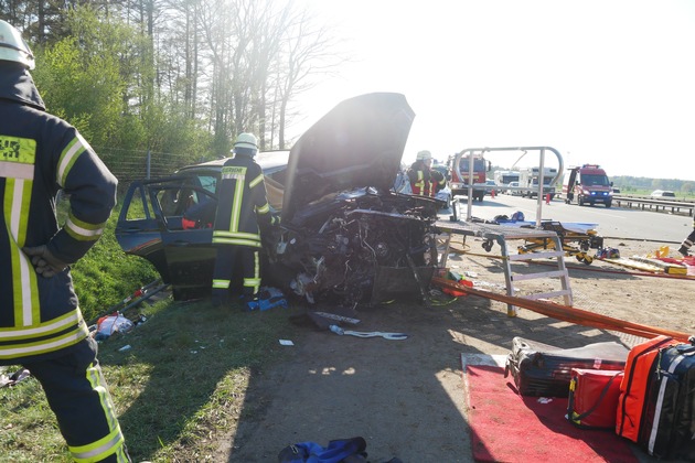 POL-ROW: Schwerer Verkehrsunfall auf der Autobahn 1. Unfallverursacher flüchtet.