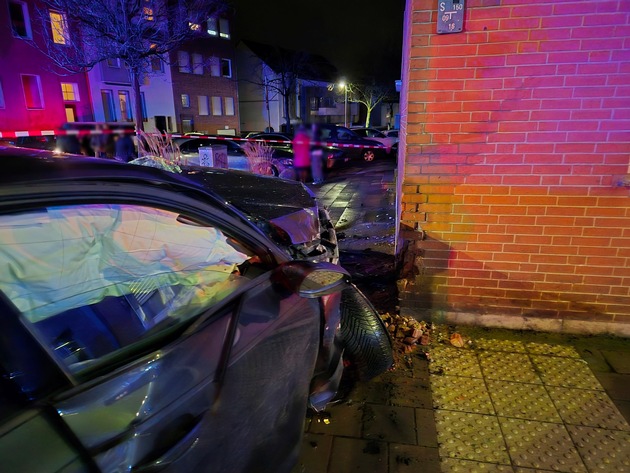 FW D&uuml;ren: Verkehrsunfall auf der Euskirchener Stra&szlig;e - Vier Verletzte, Hauswand besch&auml;digt