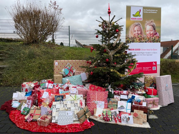 POL-BN: Polizei Bonn unterstützt Familienfonds &quot;Robin Good&quot; - 100 Weihnachtsgeschenke an Kinder und Jugendliche übergeben