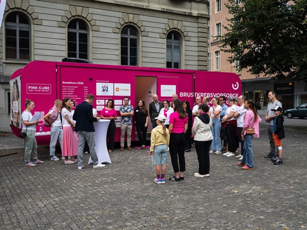 PINK CUBE heute in Glarus: Kostenlose Brustkrebsvorsorge auf dem Rathausplatz