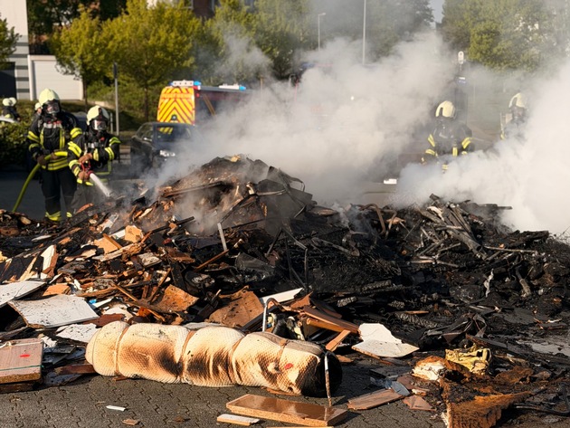 FW-EN: Brand in M&uuml;llwagen